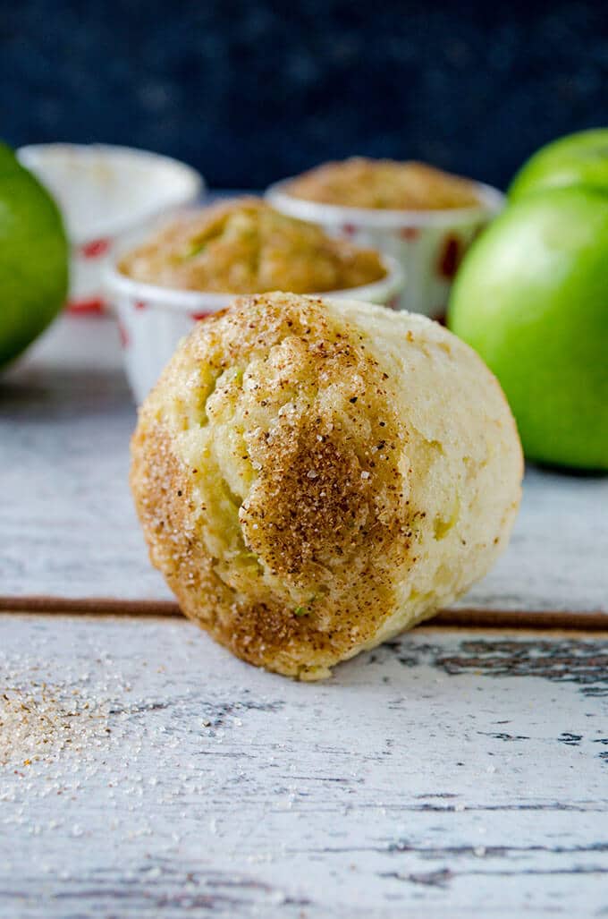Zucchini Apple Cinnamon Muffins with cinnamon sugar topping. Wonderfully moist thanks to zucchini, applesauce, grated apple and yogurt. Perfect on the go breakfast in fall! #zucchinirecipes #applecinnamonmuffins #fallbaking #zucchinimuffins 白色背景上的西葫芦肉桂苹果松饼