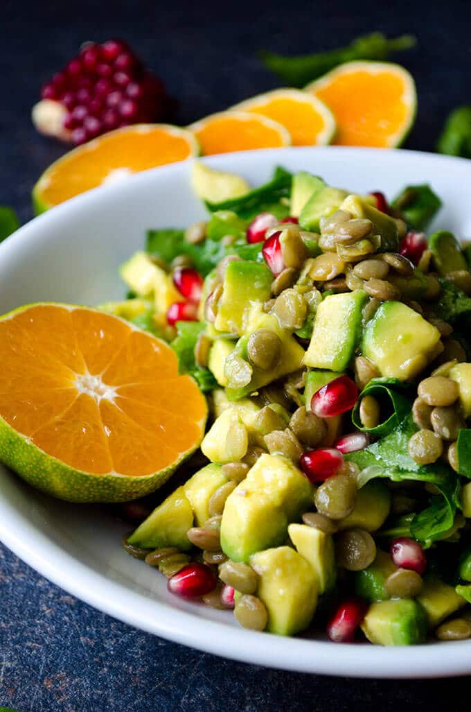 This Green Lentil Salad is packed with vitamins, so perfect for chilly fall days. This vegan and gluten free salad is a real immune system booster! #vegetarian #lentilsalad #greenlentil #vegansalad #healthysalad 素食扁豆沙拉,秋季水果和鳄梨