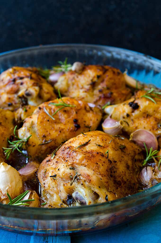 Roasted Chicken Pieces are simple and so easy to make. Coated with olive oil, seasoned with salt and black pepper, flavored with garlic and rosemary. Prepare these in 5 minutes and forget them in the oven for about 50 minutes. #chickenparts #roastedchickenpieces #chickenrecipe 简单的烤鸡片加大蒜和迷迭香