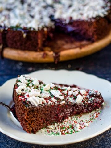 白盘子上的一片巧克力甜菜蛋糕。