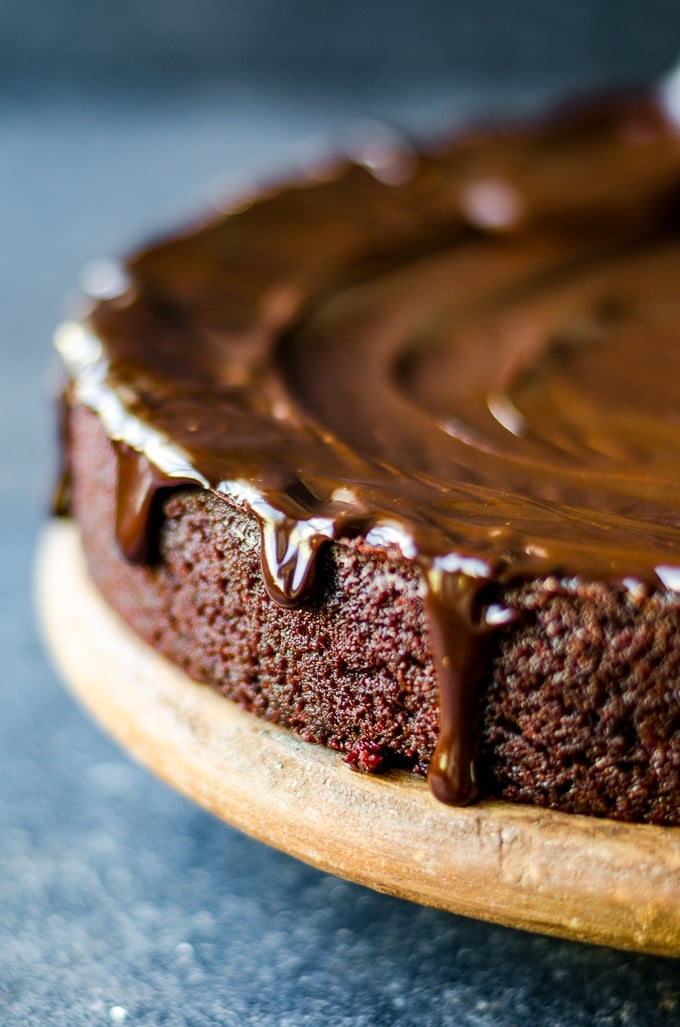 甜菜蛋糕用巧克力酱蛋糕站。