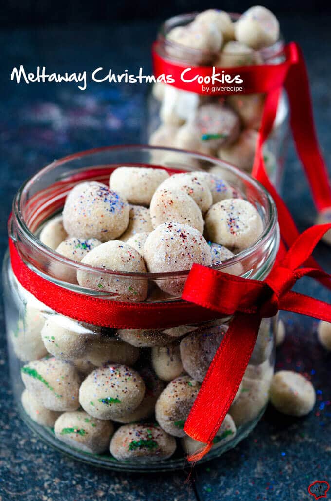 Christmas Meltaway Cookies make the best holiday gift ever. It is very easy to make these. Way easier than going to a shopping mall and looking for the perfect gift for your beloved ones. They are ready in less than 30 minutes. #ediblegift #christmascookies #meltawaycookies 装在罐子里的融化饼干作为圣诞礼物