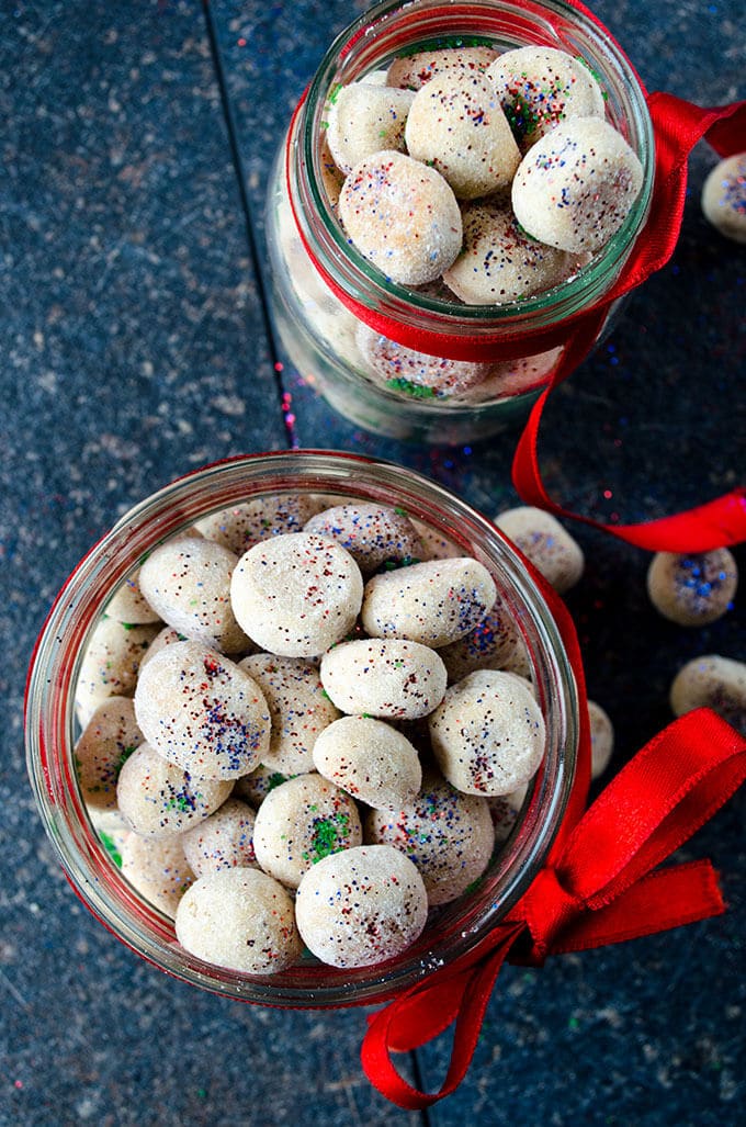 Christmas Meltaway Cookies make the best holiday gift ever. It is very easy to make these. Way easier than going to a shopping mall and looking for the perfect gift for your beloved ones. They are ready in less than 30 minutes. #ediblegift #christmascookies #meltawaycookies 装在罐子里的有彩色糖屑的融化饼干作为圣诞礼物