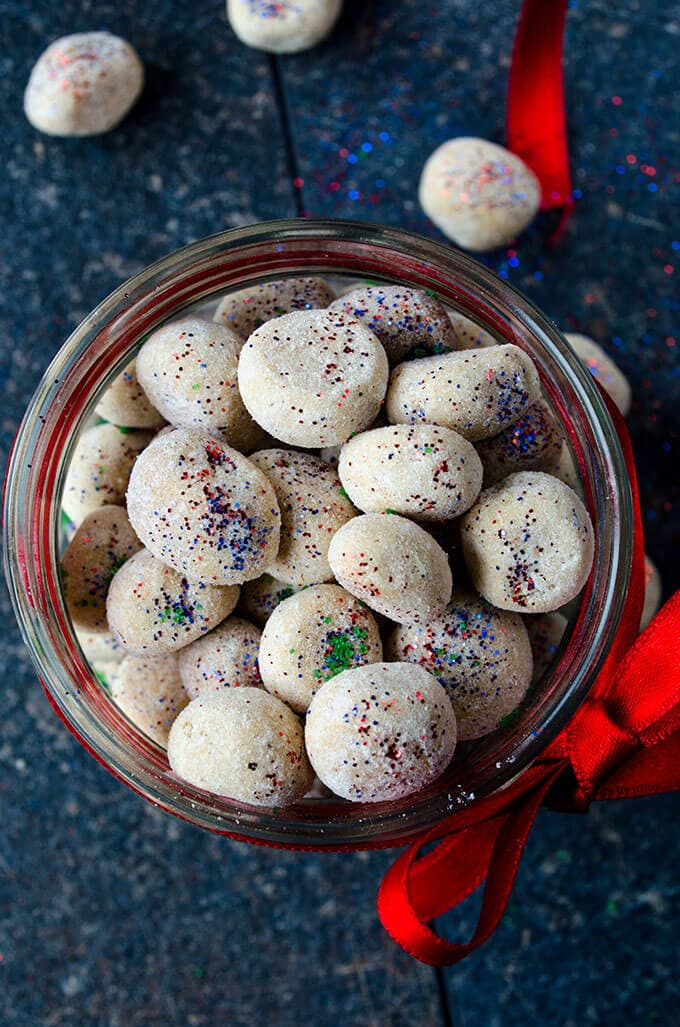 Christmas Meltaway Cookies make the best holiday gift ever. It is very easy to make these. Way easier than going to a shopping mall and looking for the perfect gift for your beloved ones. They are ready in less than 30 minutes. #ediblegift #christmascookies #meltawaycookies 圣诞融化饼干洒在罐子里