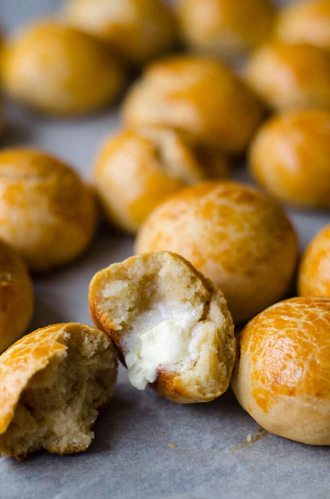 No time for yeasting dough? Don't worry! These Quick Dinner Rolls have no yeast. They have 3 secret ingredients that make them cotton soft. Ready in 30 minutes! #noyeastbread #quickdinnerrolls #breadrollrecipe #noyeastdinnerrolls 无酵母面包卷和融化的黄油