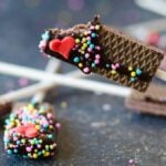 巧克力蘸威化饼干|giverecipe.com | #威化饼干#情人节