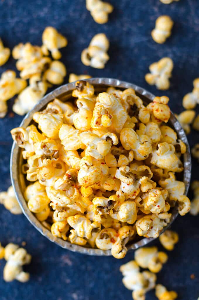 Homemade stovetop popcorn seasoned with chili powder, black pepper and cumin. #spicypopcorn #homemadepopcorn #howtomakepopcorn 铜碗里的咸辣爆米花
