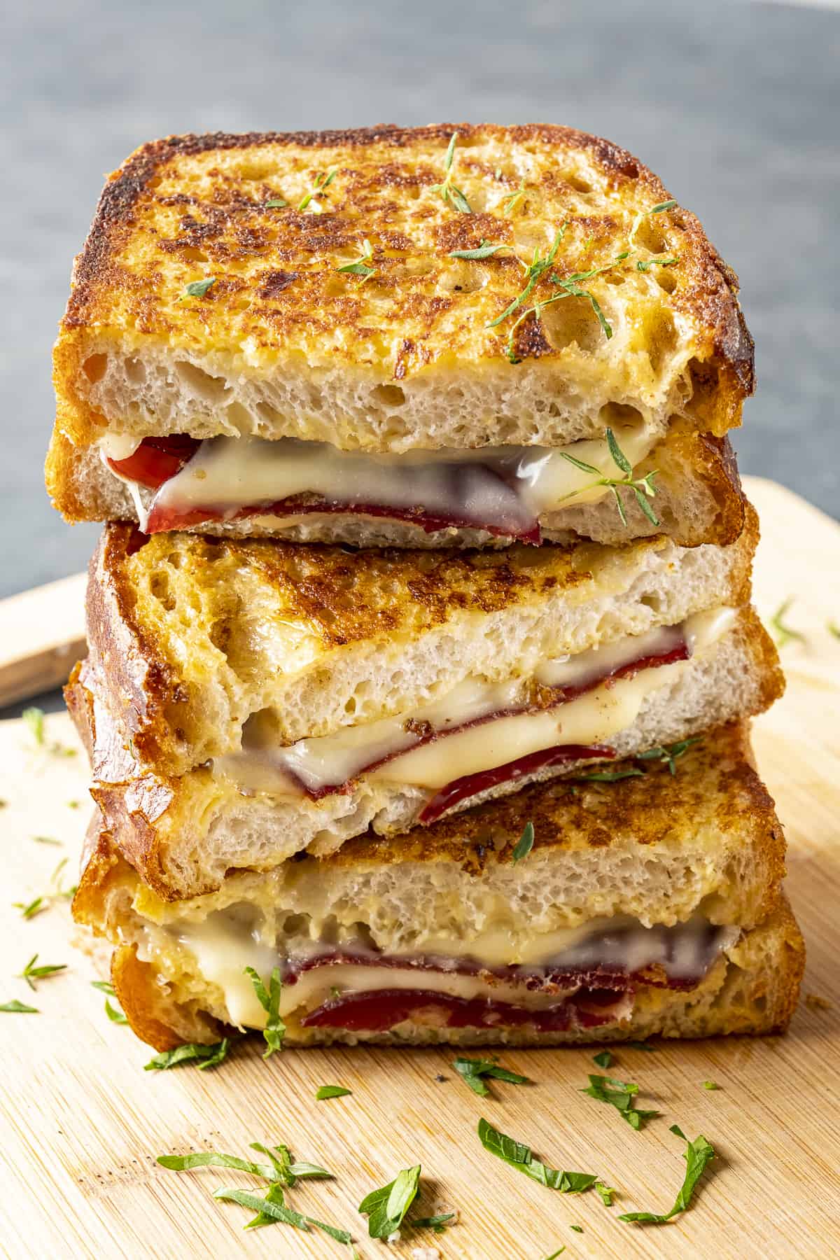 烤奶酪早餐三明治叠在一起。