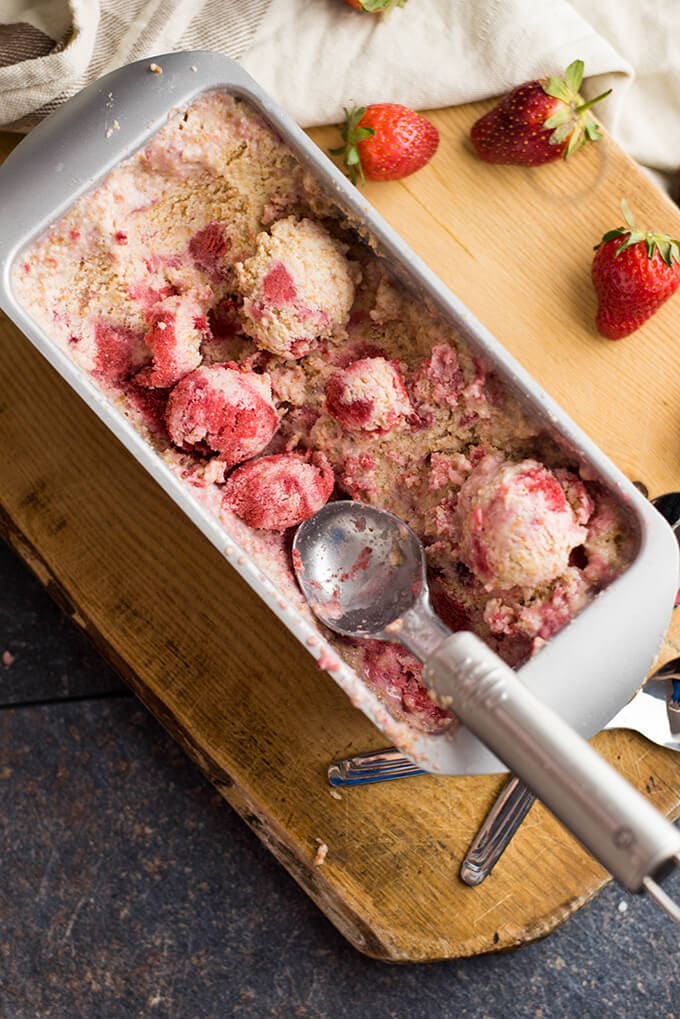 烤盘里的草莓芝士蛋糕冰淇淋配方