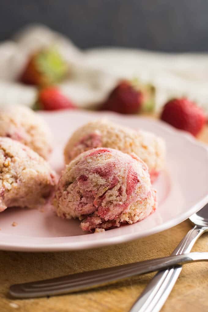 芝士蛋糕冰淇淋配烤草莓