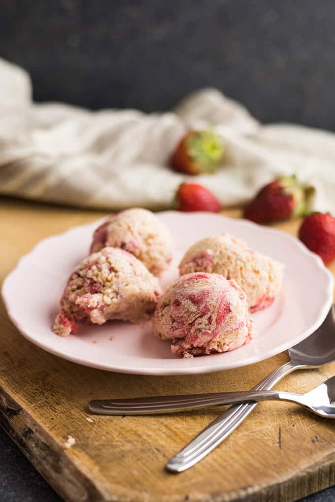配烤草莓的芝士蛋糕冰淇淋食谱