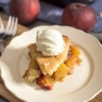 史上最简单的桃子馅饼!你可以把它当做派来上桌。一个真正的万无一失的食谱!这将是你最适合搭配任何水果的水果派食谱。——giverecipe.com