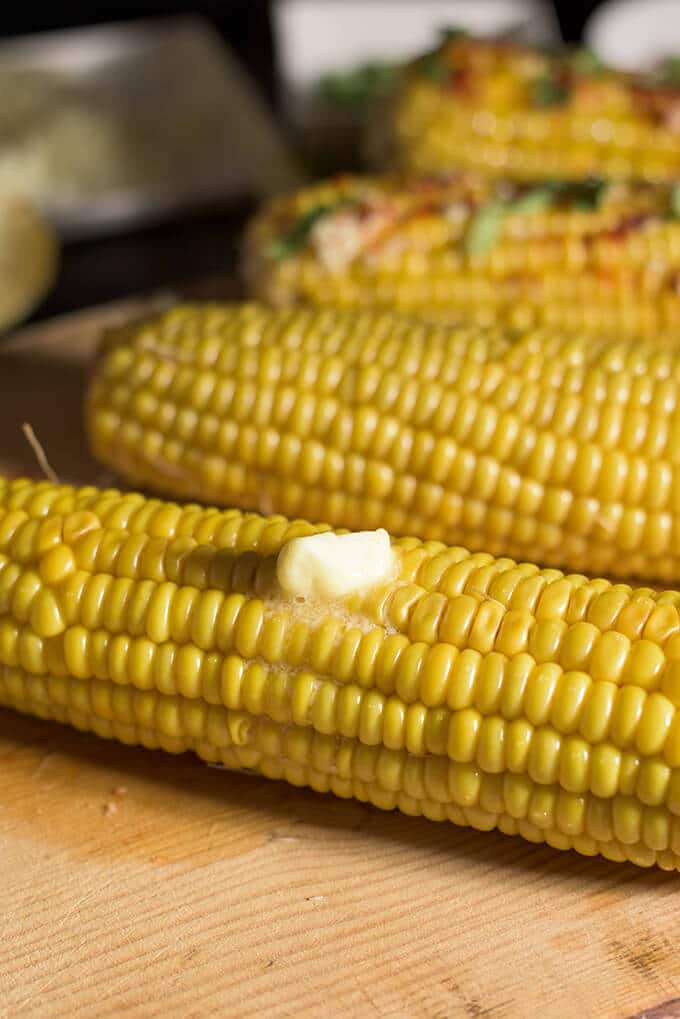 玉米棒上的墨西哥玉米是世界各地最好的夏季快餐！非常凌乱和瘾！-  giverecipe.com.