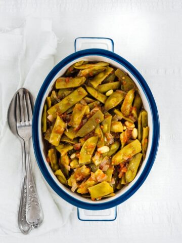 西红柿炖青豆是一种美味的土耳其式素食食谱。它是简单成分的杰出组合。用上等的橄榄油就行了。