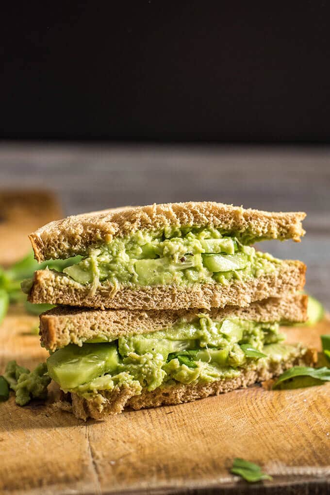 当你需要快速，简单，美味和健康的午餐时，做这个黄瓜鳄梨吐司。这已经成为我最喜欢的夏季三明治!素食主义者。——giverecipe.com