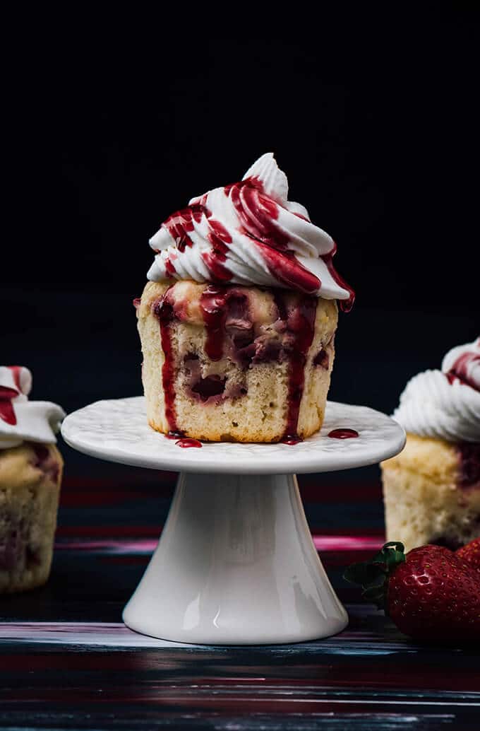 希腊酸奶草莓纸杯蛋糕。装满了新鲜的草莓。不是那种上奶油下干的纸杯蛋糕。非常滋润!