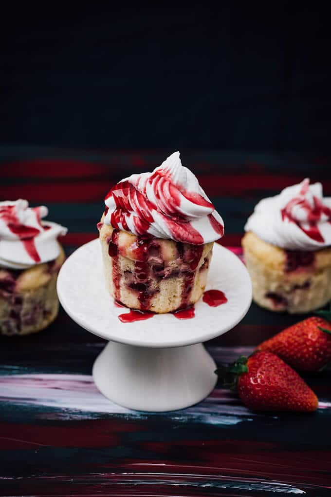 希腊酸奶草莓纸杯蛋糕。装满了新鲜的草莓。不是那种上奶油下干的纸杯蛋糕。非常滋润!