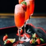 草莓酸橙香槟是一款完美的鸡尾酒，只有3种成分。美味、别致、清爽!下次庆祝活动或周末早午餐可以试试。