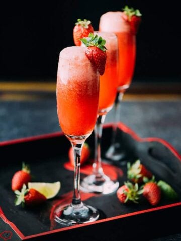 草莓柠檬香槟是一个完美的鸡尾酒与3只成分。美味的,花哨的清凉!试一试你的下一个庆典或周末早午餐。