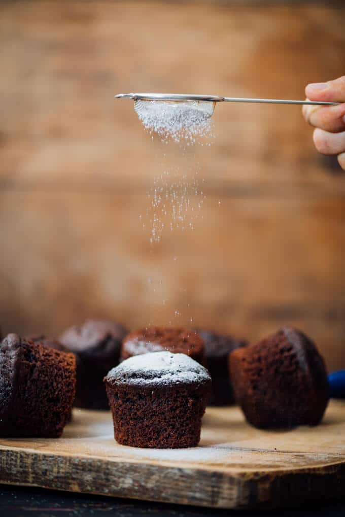 These Buttermilk Chocolate Muffins are perfectly moist, tender and chocolatey. You will feel like you’re eating brownies in each bite. These make a wonderful grab and go breakfast or a quick after school snack. #chocolatemuffins #muffinrecipe #buttermilkmuffins 筛选糖粉和白脱牛奶巧克力松饼