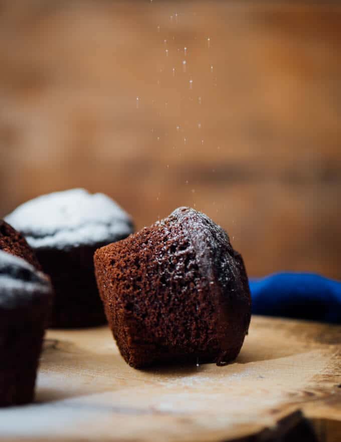 These Buttermilk Chocolate Muffins are perfectly moist, tender and chocolatey. You will feel like you’re eating brownies in each bite. These make a wonderful grab and go breakfast or a quick after school snack. #chocolatemuffins #muffinrecipe #buttermilkmuffins 在巧克力松饼用脱脂乳除尘糖粉