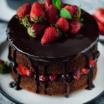 草莓巧克力蛋糕配巧克力甘纳许