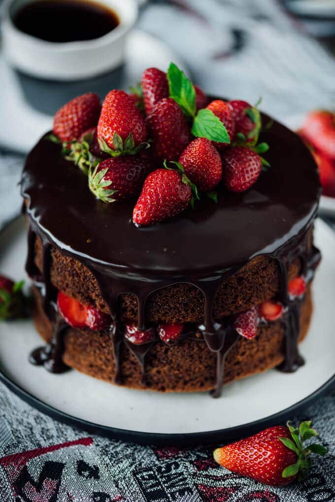 巧克力草莓蛋糕配巧克力甘纳许和新鲜草莓
