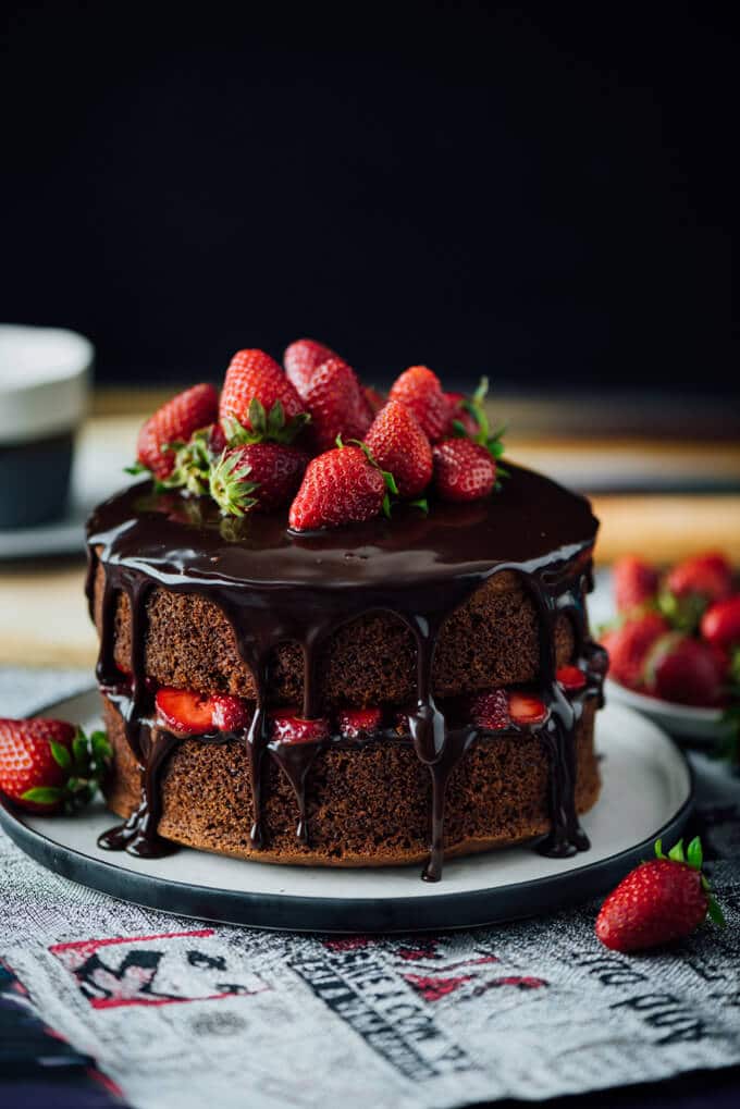 巧克力蛋糕配草莓和巧克力甘纳许