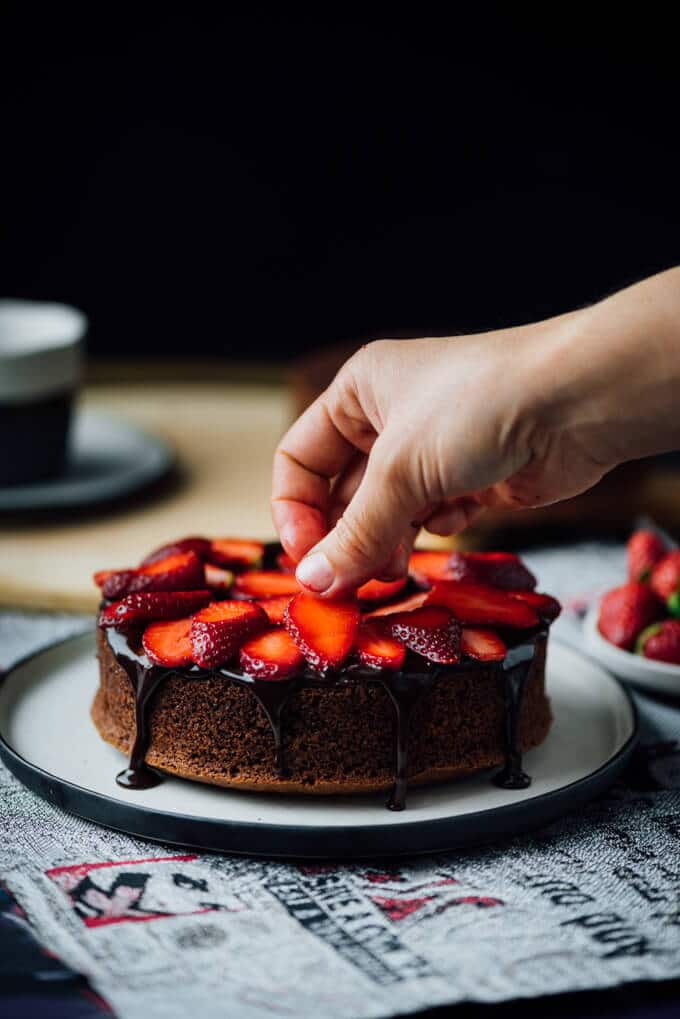 用最简单的草莓蛋糕馅和巧克力甘纳许填充巧克力蛋糕