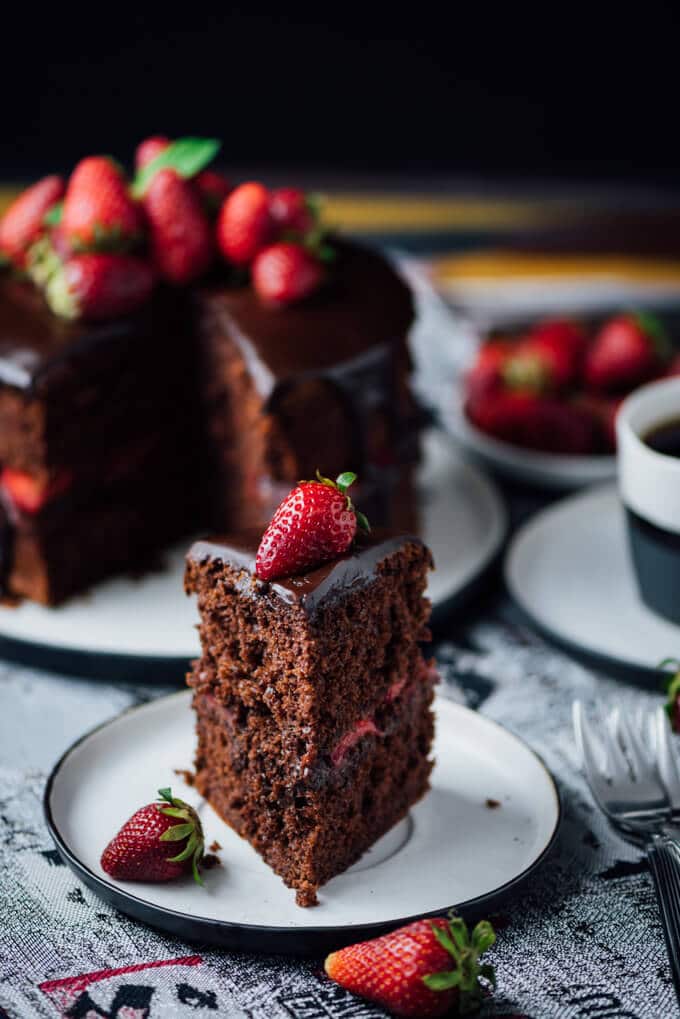 一片巧克力蛋糕，配草莓和巧克力甘纳许