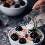 黑莓奎奴亚藜早餐碗给你的身体带来了魔法触感，所有健康的食物都在里面，让你的身体准备好了一天。如果你提前烹饪奎奴亚藜，那么就像这样做的功率碗就没有时间。准备好了！