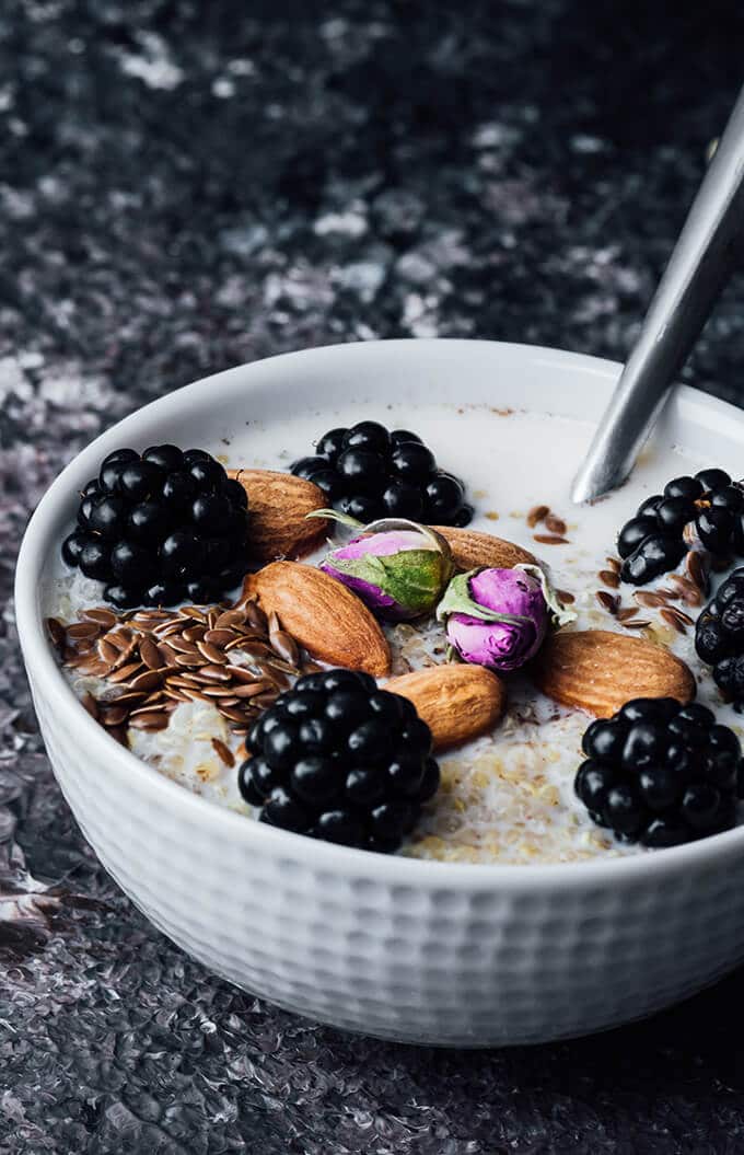 黑莓藜麦早餐碗用它的超级成分给你的身体一个神奇的触摸，让你的身体为一天做好准备。素食主义者和无麸质。