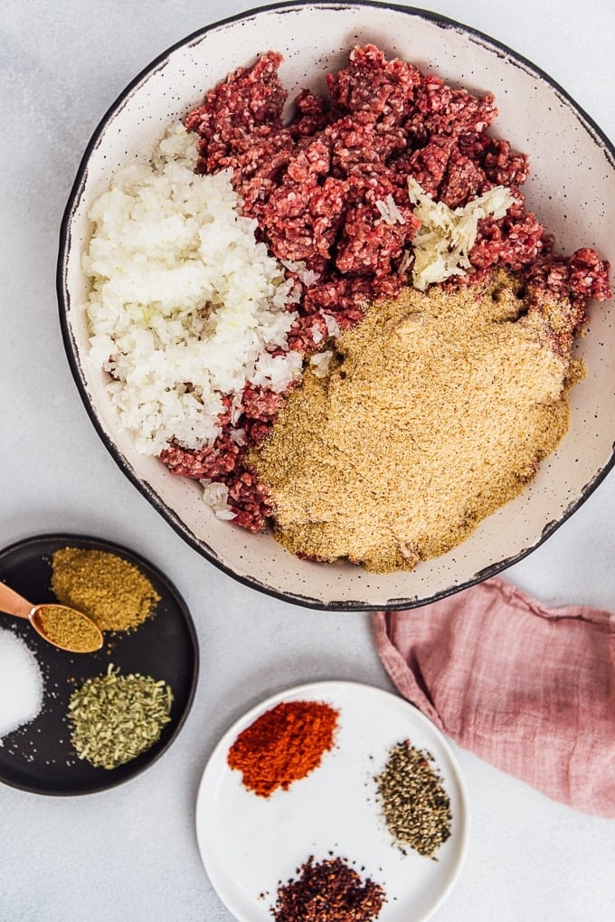 Homemade Turkish Meatballs are spicy, tender and perfectly juicy. It’s not a secret any more to make meatballs at home. #turkishfood #meatballs #meatballsrecipe #middleeasternfood #kofta #kofte 用陶瓷碗制作土耳其肉丸。