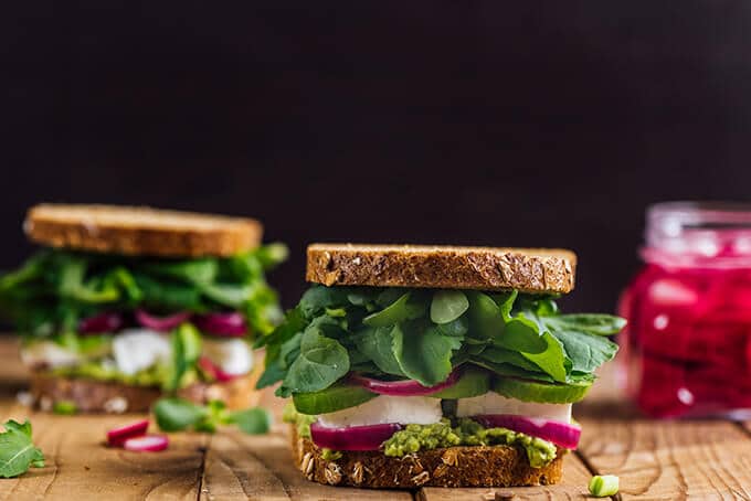 Cold cheese sandwich with avocado, cucumbers and herbs. Homemade quick onion pickles recipe is included. #cheesesandwich #sandwichrecipe #breakfastsandwich #lunchsandwich 健康早餐三明治,奶酪,鳄梨,黄瓜,香草和洋葱泡菜