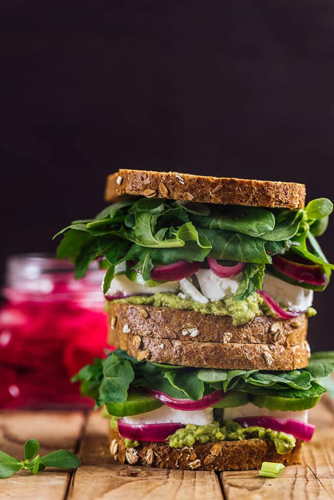 Cold cheese sandwich with avocado, cucumbers and herbs. Homemade quick onion pickles recipe is included. #cheesesandwich #sandwichrecipe #breakfastsandwich #lunchsandwich 菲达芝士三明治配香草、牛油果和腌红洋葱。