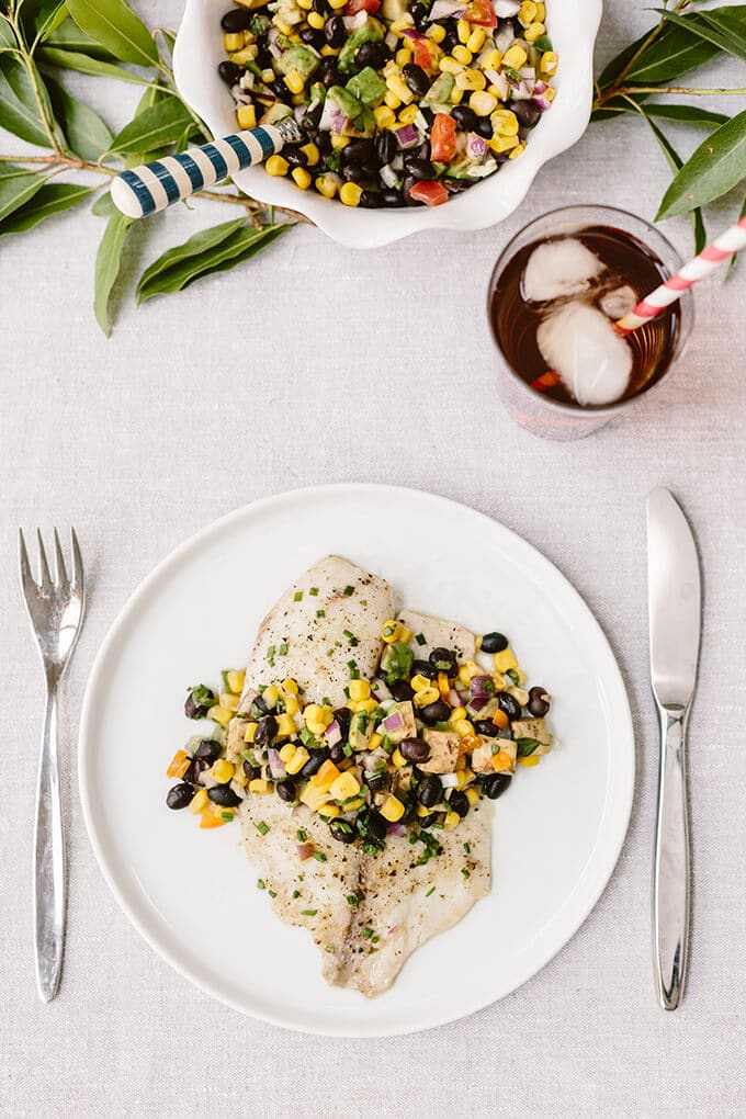 健康烘焙的罗非鱼用黑豆莎莎是一种美味，快速而毫不费力的食谱，这对于繁忙的周末和夏季场合来说是完美的。＃广告