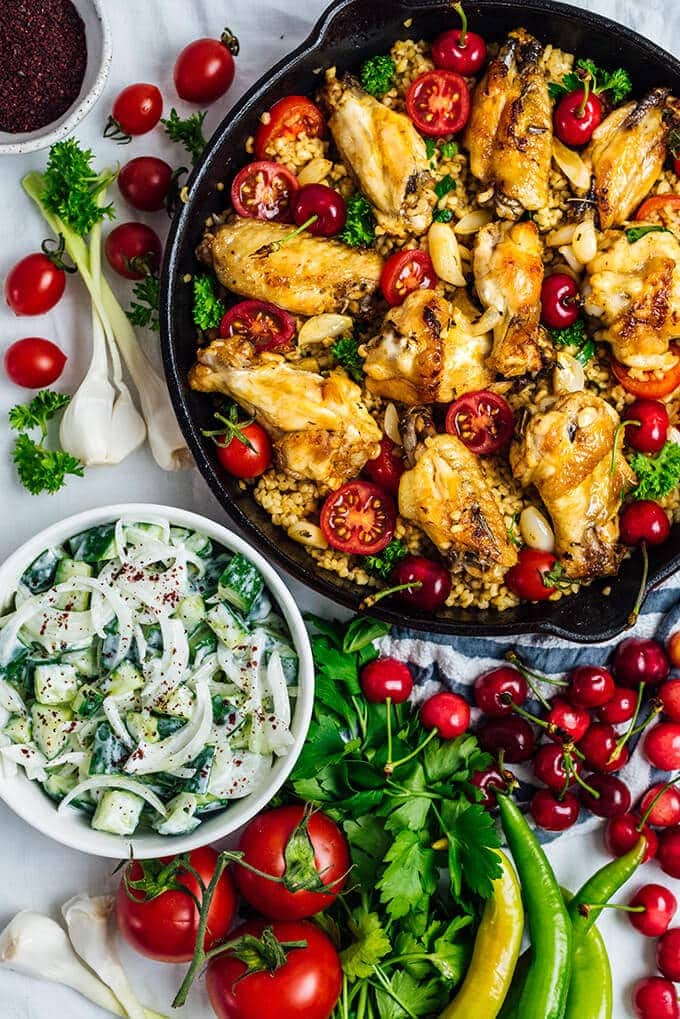 Pan Fried Chicken Wings with Bulgur is a satisfying Mediterranean-inspired dish with minimum washing up. It makes a perfect weeknight dinner. #chickenwings #panfriedchicken #chickenrecipe 用碾碎在一锅锅炸鸡翅