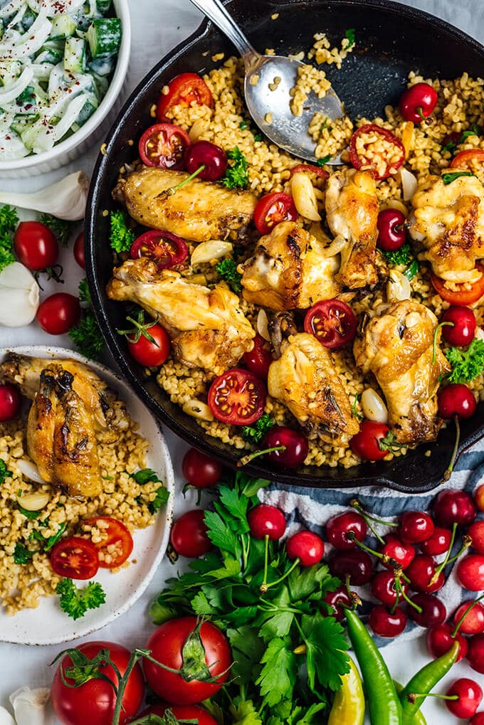 Pan Fried Chicken Wings with Bulgur is a satisfying Mediterranean-inspired dish with minimum washing up. It makes a perfect weeknight dinner. #chickenwings #panfriedchicken #chickenrecipe 在一个锅炸鸡翅和碾碎
