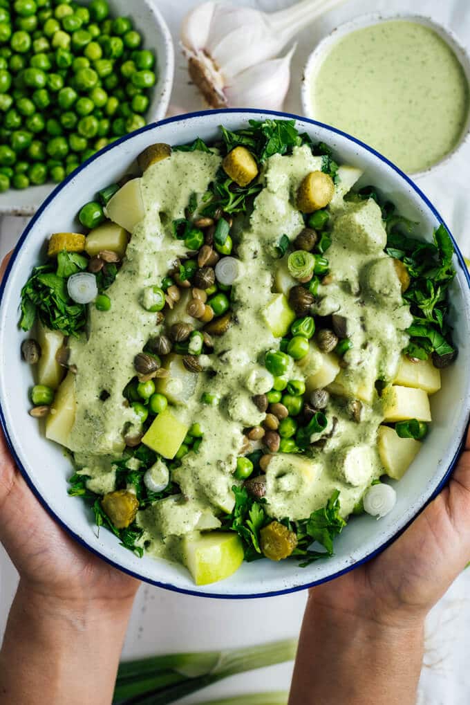 素食土豆沙拉配上绿色小扁豆和清爽的奶油芝麻酱，味道和营养都很丰富。它会让你的晚宴或聚餐更上一层楼。