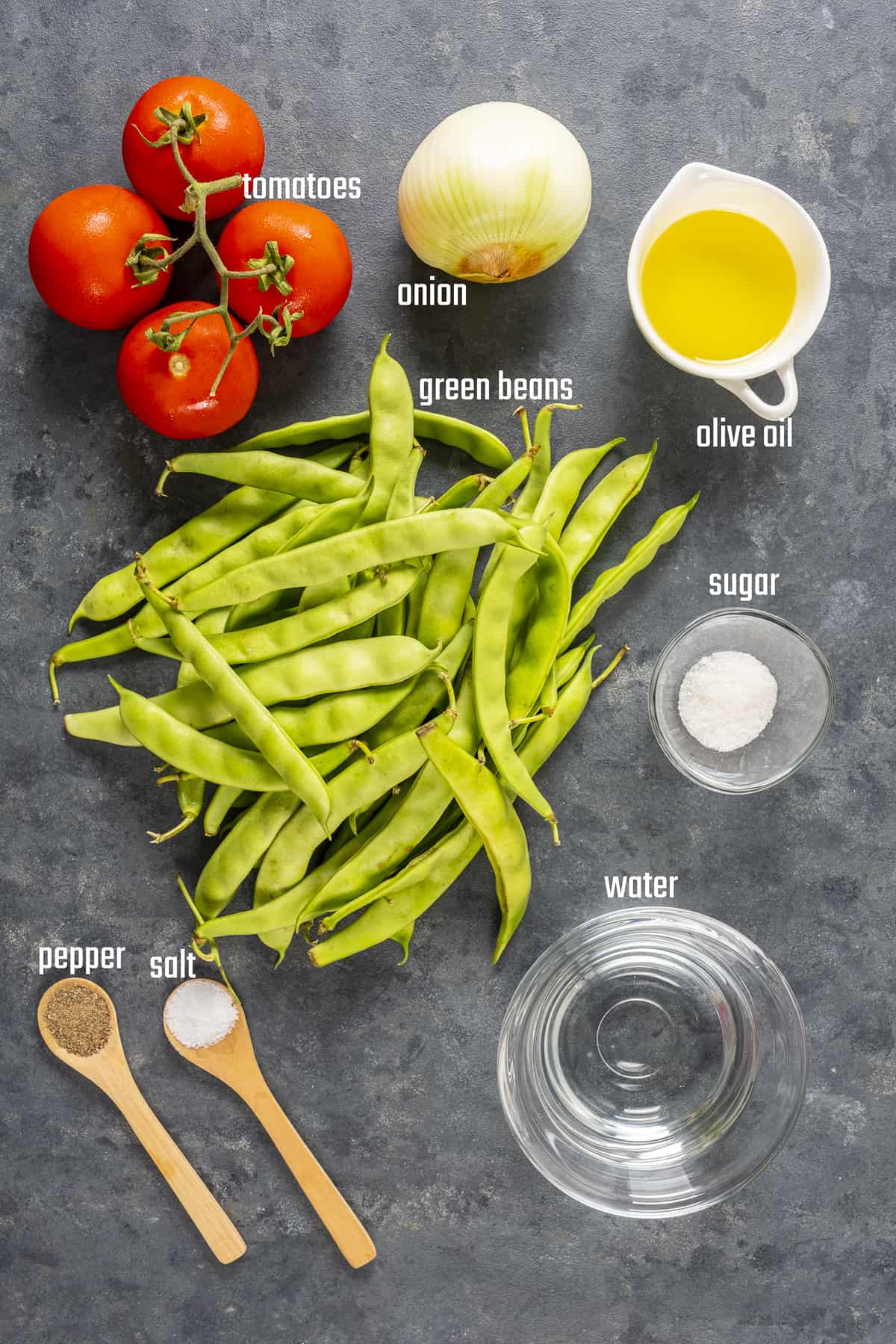 四季豆，西红柿，洋葱，橄榄油，糖，盐，胡椒和水，黑色的背景。