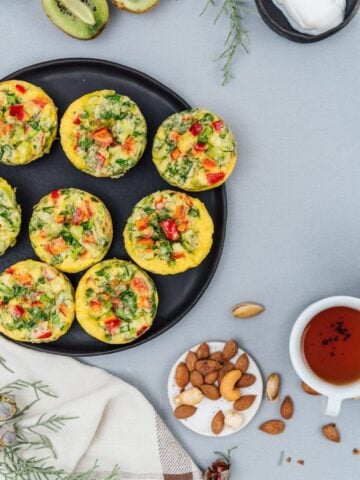 为您的家人寻找一种简单营养的早餐？这些素食早餐煎蛋卷松饼装有奶酪和草药，直到午餐时间才能保持饱满。