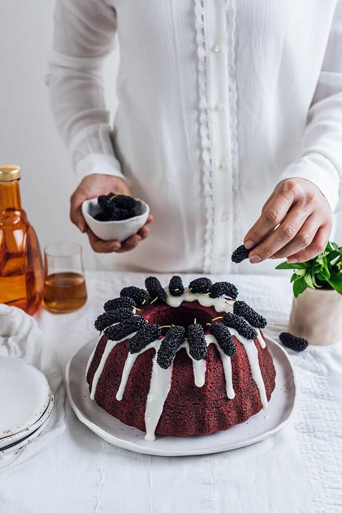 如果你想为你生命中特别的人做点特别的东西，但没有烘焙经验，这款带有丝状奶油奶酪釉的红丝绒蛋糕就是为你准备的。
