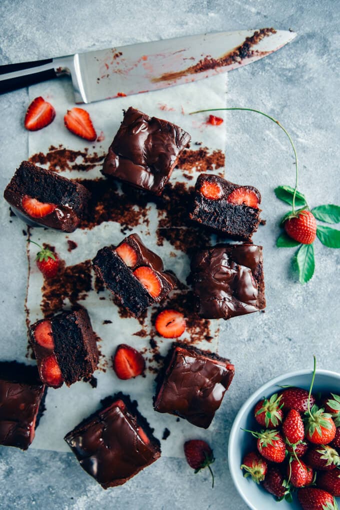 烤纸上的巧克力草莓布朗尼配上新鲜的草莓
