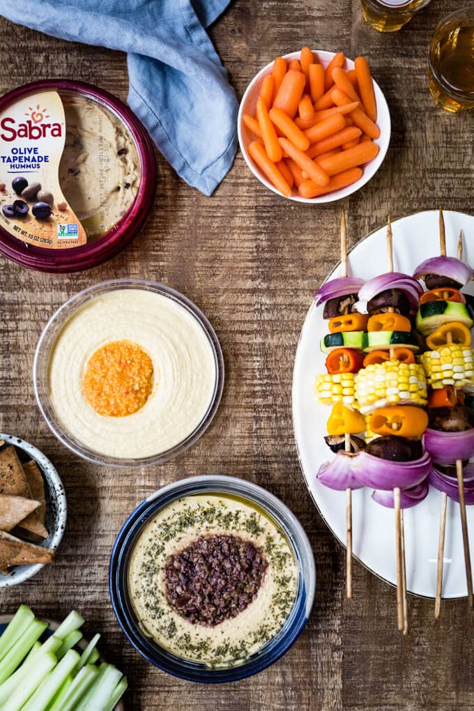 Veggie Kabobs with a simple tangy marinade are so tasty and healthy. So vibrant and packed with flavors, these kabobs make a a great side dish to any meal or a perfect summer appetizer. #vegetarian #kabobs #summerparty #partyfood #meatless #appetizer #ad @sabradips 蔬菜羊肉串配鹰嘴豆泥碗和胡萝卜
