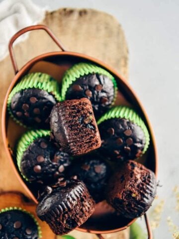 健康的巧克力西葫芦松饼放在铜锅里。