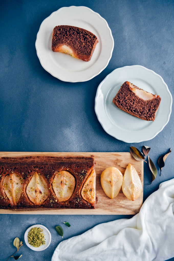 梨糕切在木板上，配上两个盘子，一小碗开心果。