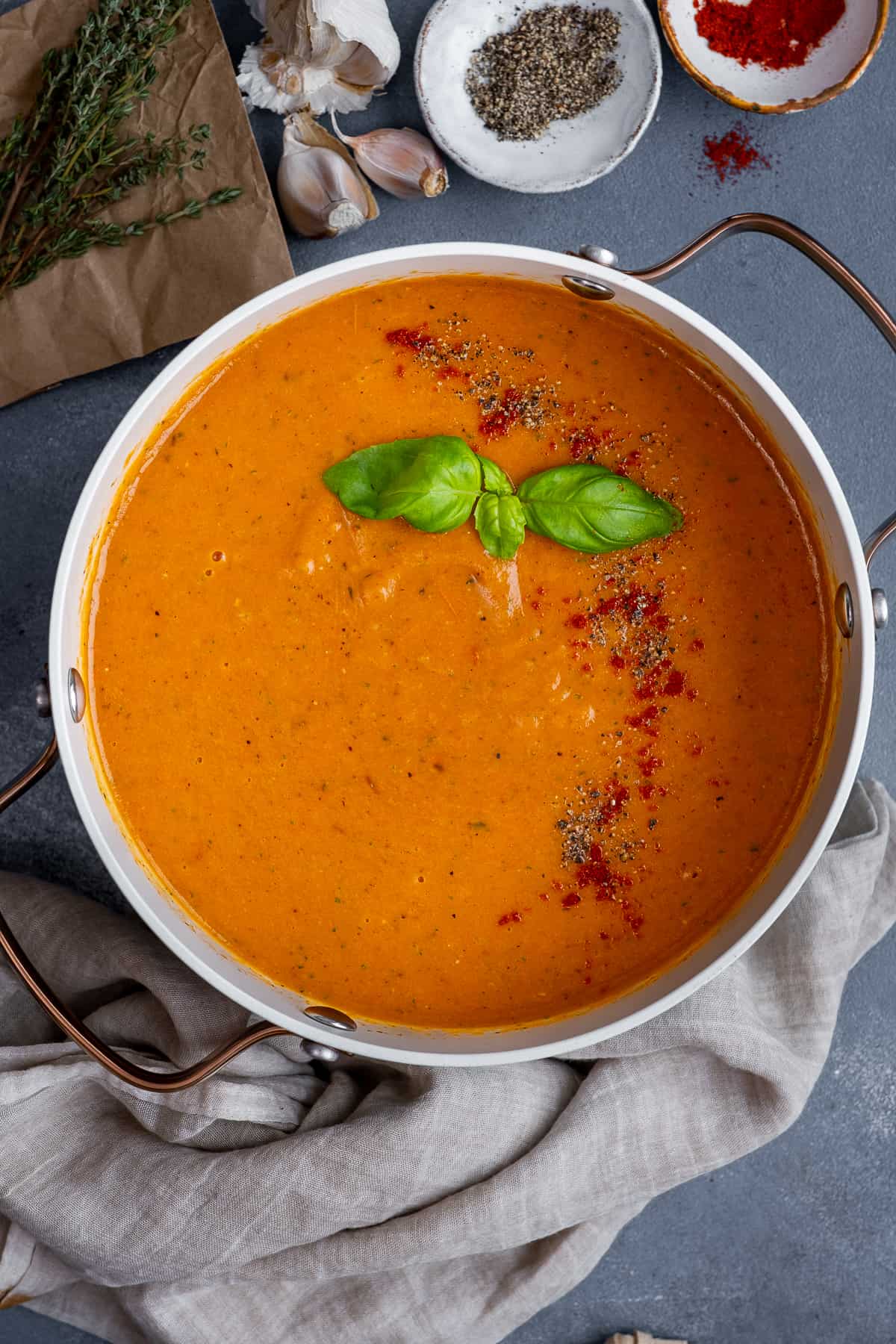 烤番茄汤，配以香料和新鲜罗勒叶，黑胡椒，红辣椒，大蒜和百里香。