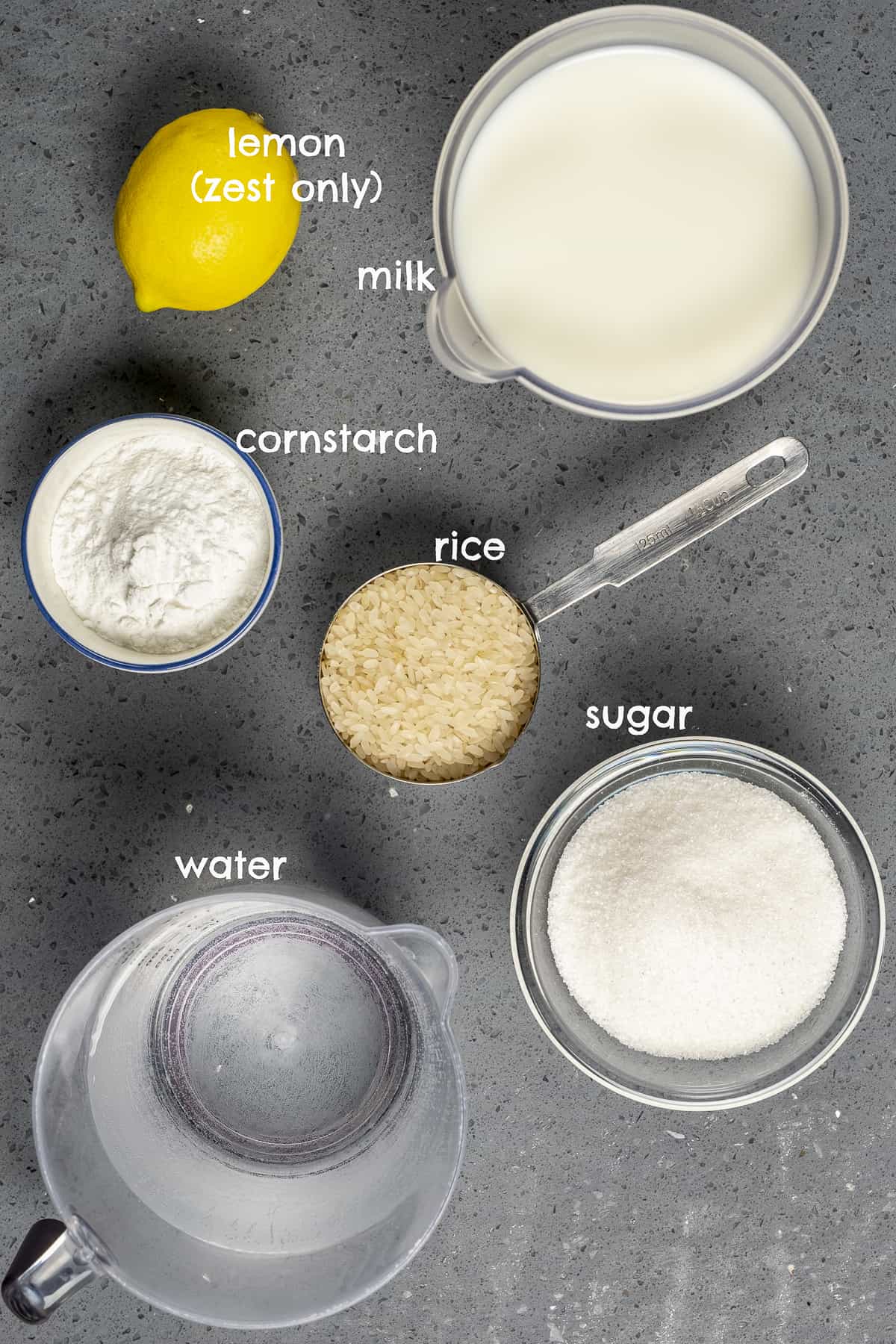 牛奶,米饭,柠檬,玉米淀粉,水,糖,灰色背景。