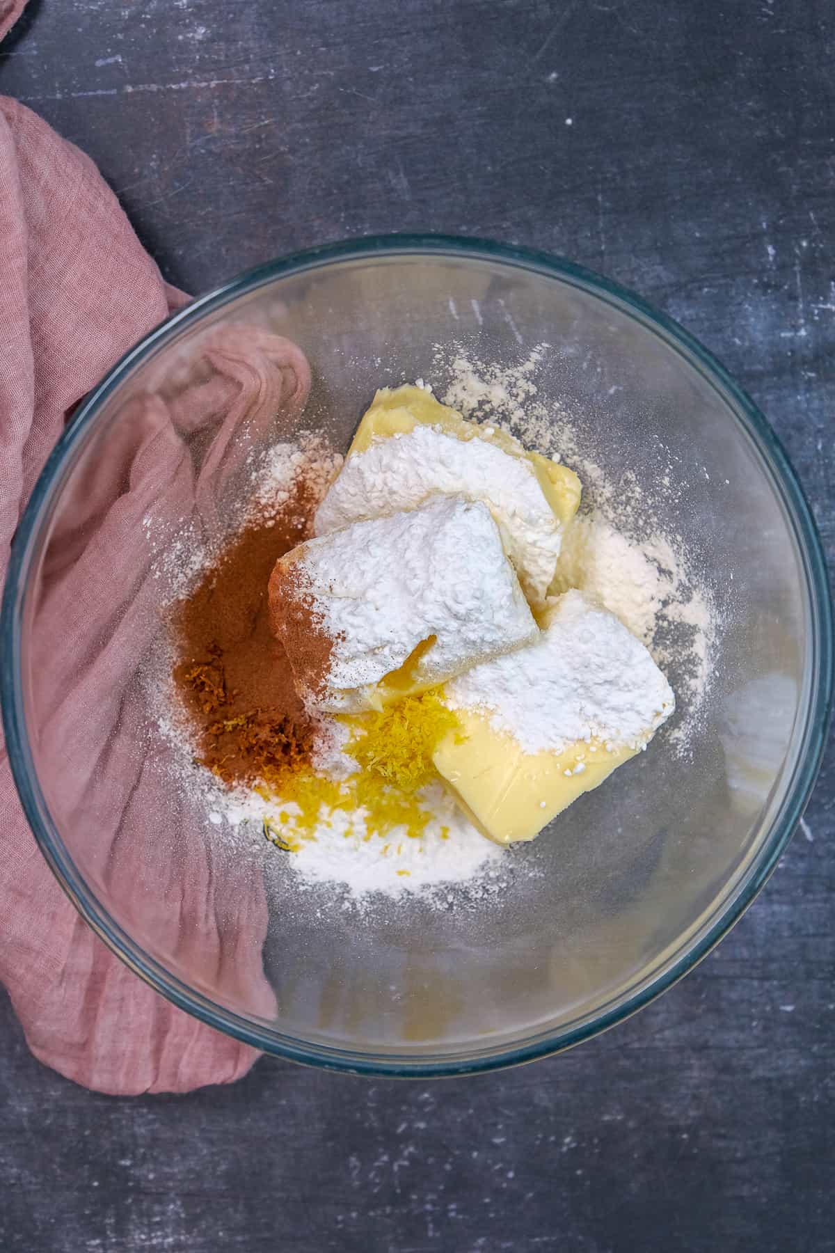 黄油，糖粉，肉桂和柠檬皮放入一个玻璃搅拌碗中。