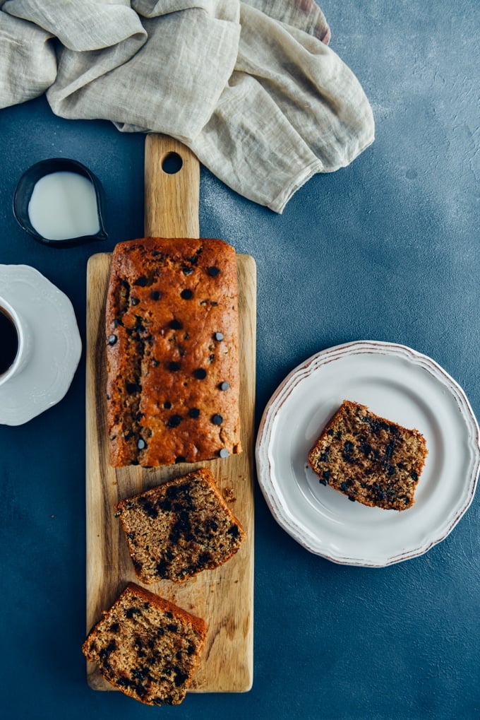 The best Chocolate Chip Banana Bread Recipe. Moist, packed with chocolate chips and tastes like banana. #bananabread #chocolatechipbananabread 巧克力片香蕉面包切在木板上。